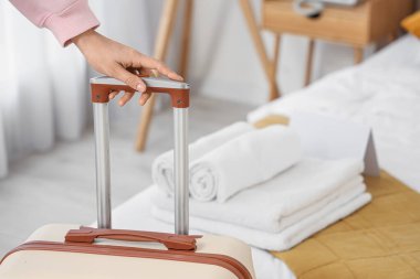 Otel odasında bavullu kadın turist, yakın plan.