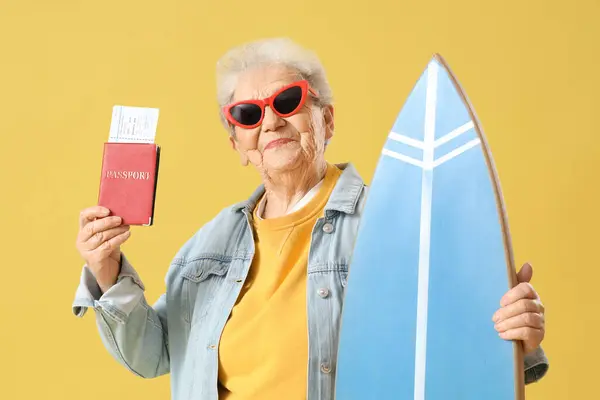 Senior Female Tourist Passport Surfboard Yellow Background — Stock Photo, Image