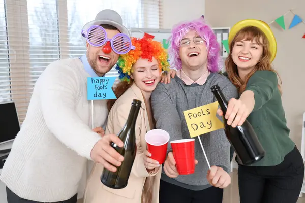 사무실 파티에서 바보의 샴페인 사람들 — 스톡 사진