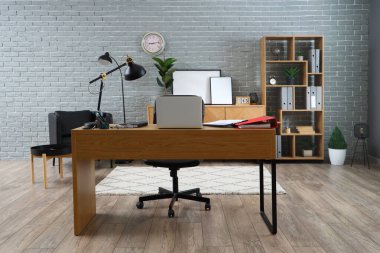 Çalışma yeri ve raf ünitesi olan modern ofis.