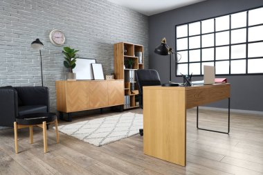 Çalışma yeri ve raf ünitesi olan modern ofis.