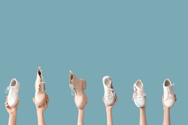 Mavi arka planda şık ayakkabılı kadınlar