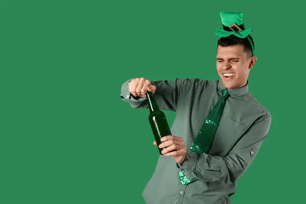 Young Man Opening Bottle Beer Green Background Patrick Day — Stock Photo, Image