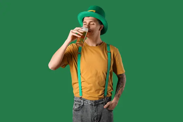 배경에 맥주를 마시는 Leprechaun의 모자에 세인트 패트릭의 — 스톡 사진