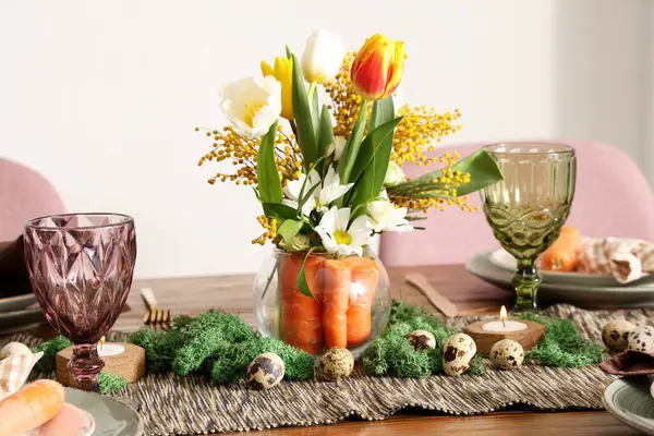 식당에서 당근과 꽃다발로 부활절에 아름다운 테이블 — 스톡 사진