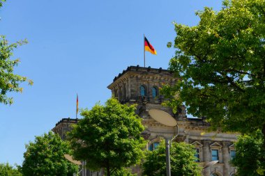 Berlin 'de Alman bayrağı taşıyan Reichstag binası