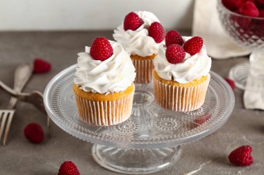 Lezzetli ahududulu kekleri masaya koy.