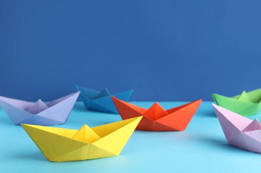 Renkli origami tekneleri