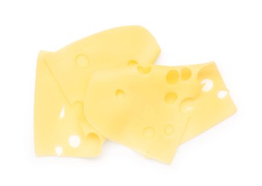 Beyaz arka planda leziz peynir dilimleri