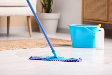 Ahşap kaplama zemini paspas ve deterjanla temizliyorum.