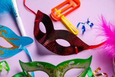 Leylak arkaplanlı karnaval maskeleri