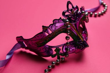 Pembe arka planda karnaval maskesi