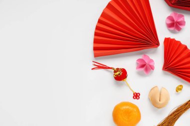 Beyaz arka planda Çince ve Çince sembollü şans kurabiyesi. Yeni yıl kutlaması