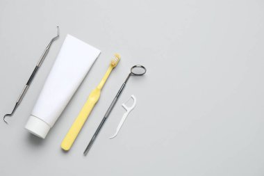 Beyaz arka planda diş aletleri ve ağız temizliği malzemeleri. Dünya Diş Hekimi Günü