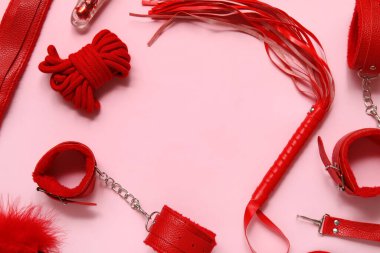 Pembe arka planda farklı seks oyuncaklarından yapılmış çerçeve