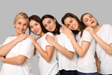 Gri arka planda bir sürü güzel kadın var. Kadın tarihi ayı