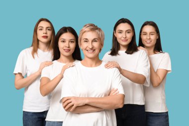 Mavi arka planda bir sürü güzel kadın var. Kadın tarihi ayı
