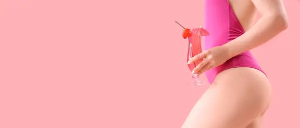 Mayo Giymiş Güzel Seksi Bir Kadın Pembe Arka Planda Kokteyl — Stok fotoğraf