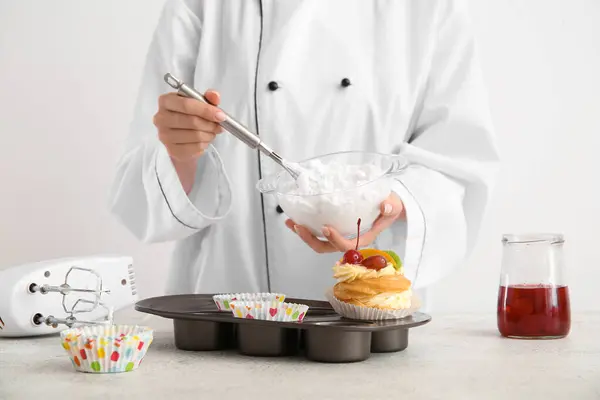 Kadın Pastacı Beyaz Arka Planda Lezzetli Kekler Pişiriyor — Stok fotoğraf