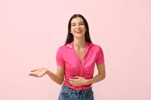 美しい幸せな若い女性がピンクの背景で笑う — ストック写真