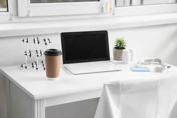 Arztarbeitsplatz Mit Laptop Und Kaffeetasse Arztpraxis — Stockfoto