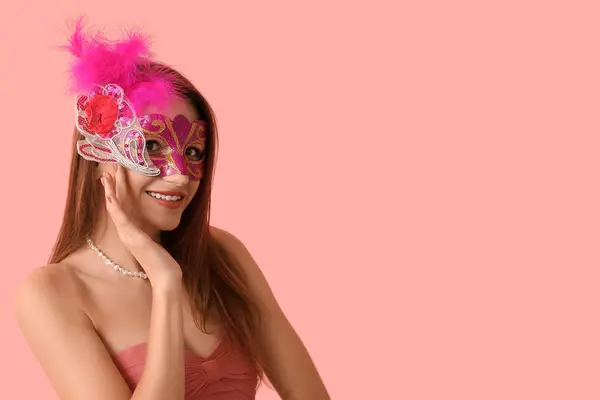 Mujer Joven Feliz Máscara Carnaval Sobre Fondo Rosa —  Fotos de Stock