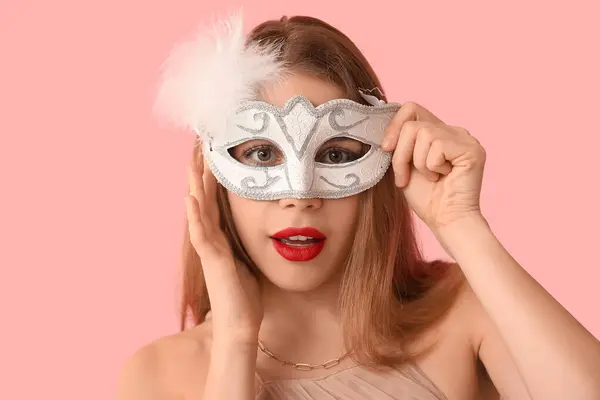 Hermosa Mujer Joven Máscara Carnaval Blanco Sobre Fondo Rosa —  Fotos de Stock