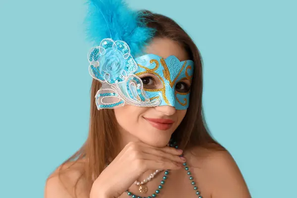 Hermosa Mujer Joven Máscara Carnaval Sobre Fondo Azul —  Fotos de Stock