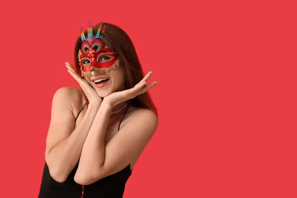 Mujer Joven Feliz Máscara Carnaval Sobre Fondo Rojo —  Fotos de Stock