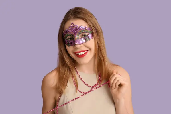 Mujer Joven Feliz Máscara Carnaval Sobre Fondo Lila —  Fotos de Stock