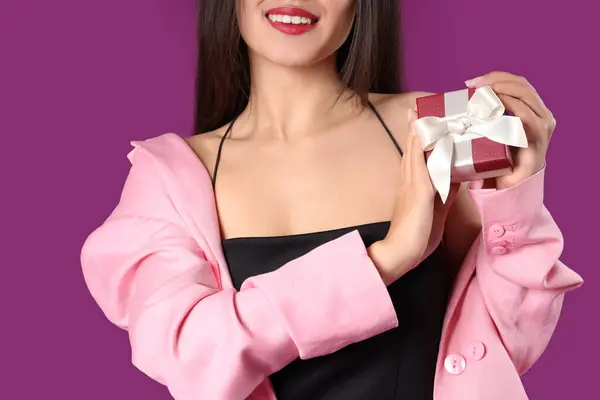 Beautiful Young Asian Woman Gift Box Purple Background Closeup — Stock Photo, Image