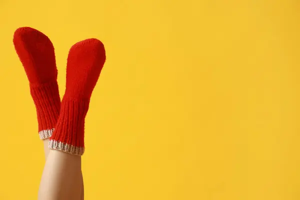 Benen Van Jonge Vrouw Warm Rood Gebreide Sokken Gele Achtergrond — Stockfoto