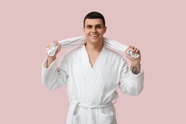 Portret Van Knappe Jongeman Badjas Met Handdoek Roze Achtergrond — Stockfoto