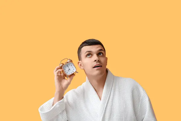 Bornozlu Yakışıklı Bir Genç Adam Portresi Sarı Arka Planda Çalar — Stok fotoğraf