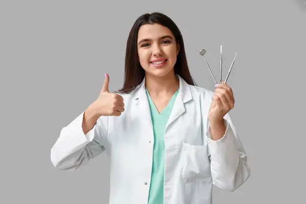 Female Dentist Tools Showing Thumb Gesture Grey Background World Dentist — Stock Photo, Image