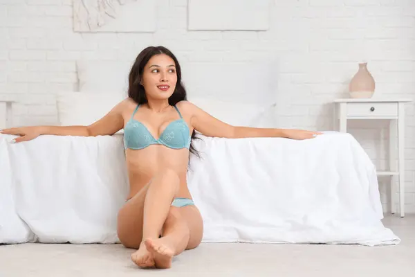 Çekici Genç Asyalı Kadın Yatak Odasında Çamaşırı Giyiyor — Stok fotoğraf