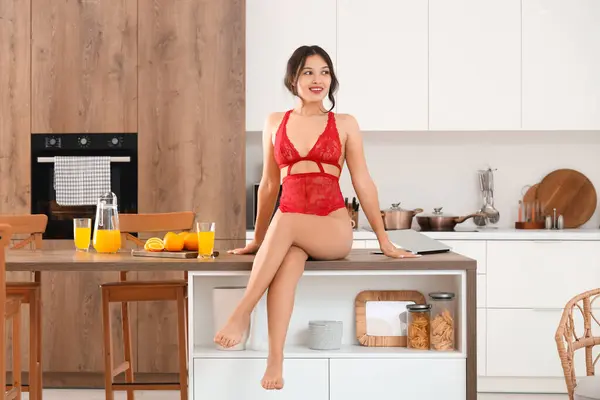 Atraente Jovem Mulher Asiática Vestindo Roupa Interior Vermelha Cozinha — Fotografia de Stock