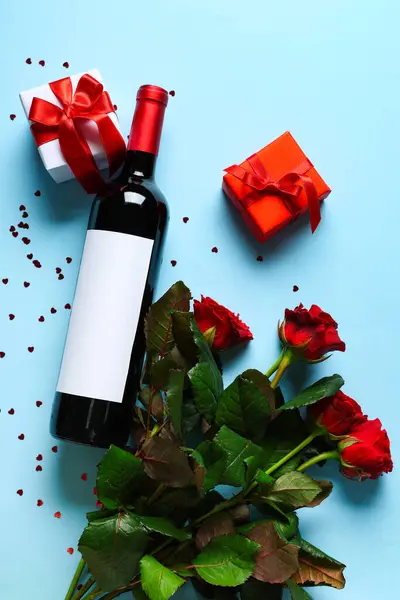 Бутылка Вина Розами Подарками Конфетти Синем Фоне Празднование Дня Святого — стоковое фото
