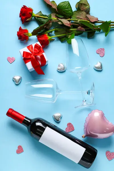 Bouteille Vin Avec Verres Roses Cadeau Sur Fond Bleu Fête — Photo