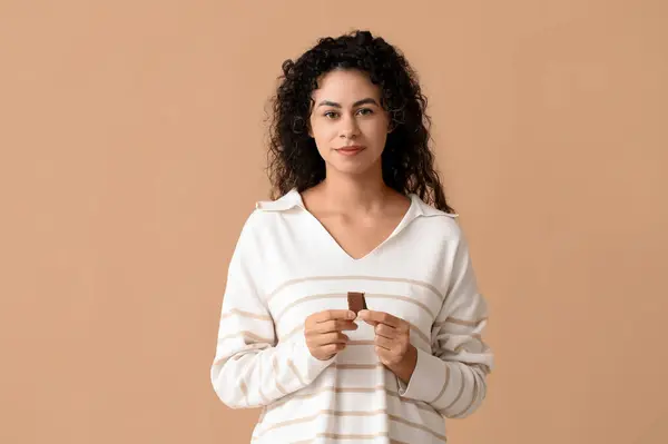 Vacker Ung Afroamerikansk Kvinna Med Bit Söt Choklad Brun Bakgrund — Stockfoto