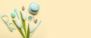 Beyaz laleler, kadın aksesuarlar ve dekoratif kozmetik ürünleri sarı arka planda metin için yer var.