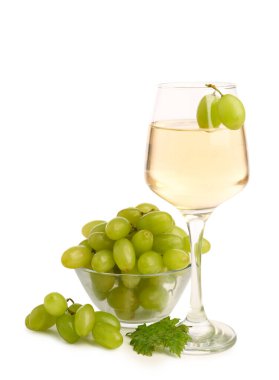 Beyaz arka planda şarap dolu bir kâse üzüm.