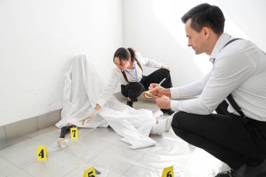 FBI ajanları olay yerinde cesetle birlikte çalışıyor.