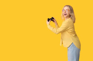 Sarı arka planda oyun tahtası olan güzel genç bir kadın.