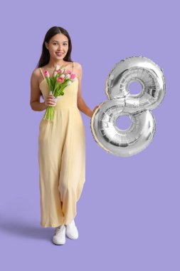 Şekil 8 şeklinde gümüş hava balonu ve mor arka planda güzel laleler olan güzel bir Asyalı kadın. Uluslararası Kadınlar Günü