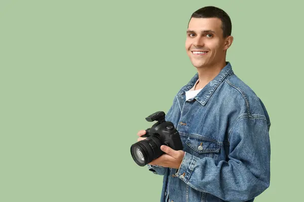 緑の背景にモダンなカメラを搭載した男性写真家 — ストック写真