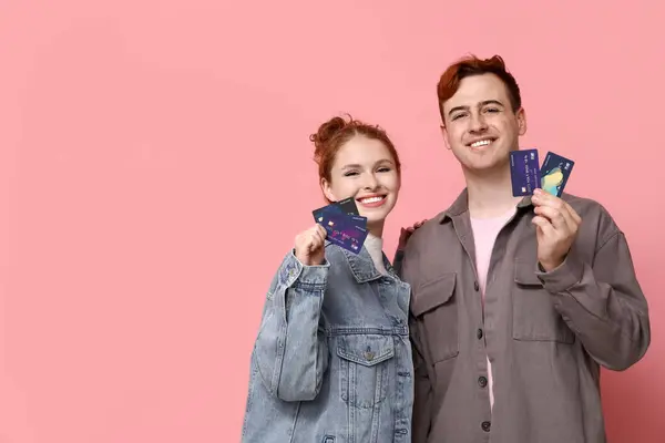 Young Couple Credit Cards Pink Background — Stock Photo, Image