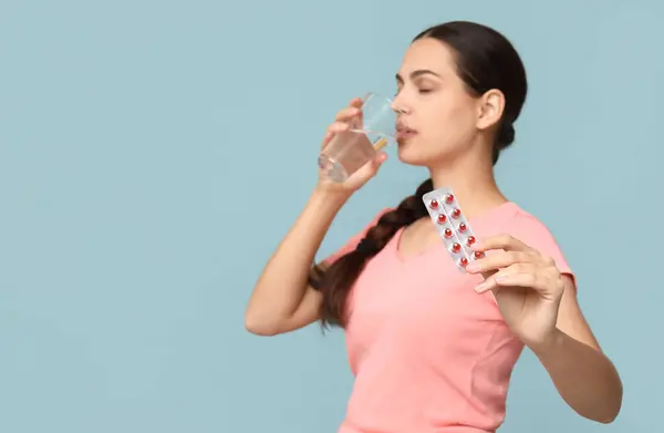 Mujer Bastante Joven Sosteniendo Blister Paquete Cápsulas Vitamina Vaso Agua —  Fotos de Stock