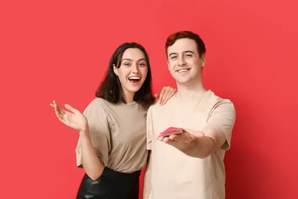 Junges Paar Mit Kondomen Auf Rotem Hintergrund Sicheres Sex Konzept — Stockfoto