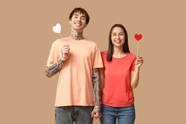 Young Couple Paper Hearts Beige Background — Stock Photo, Image
